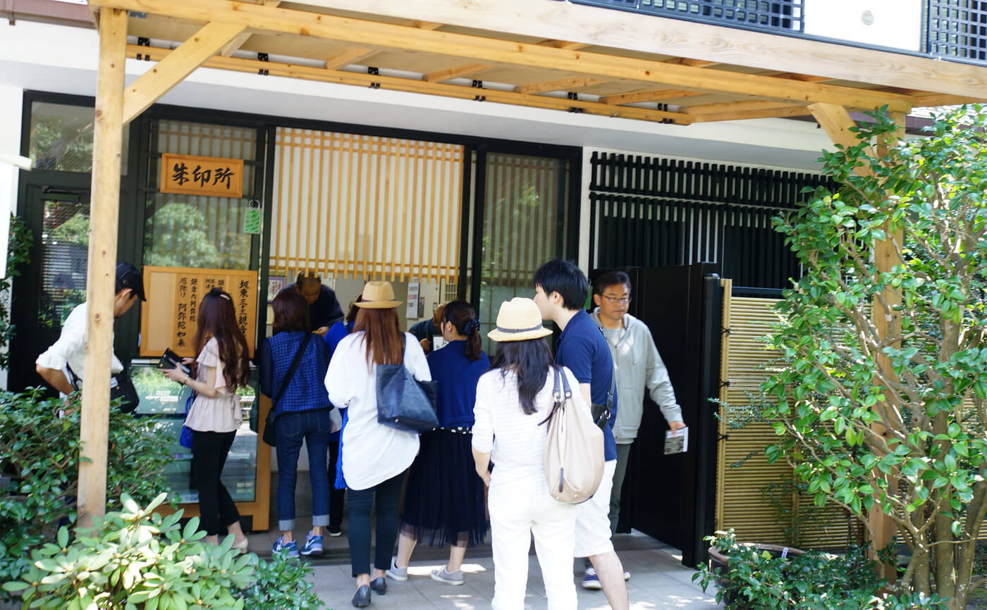 People waiting for a goshuin